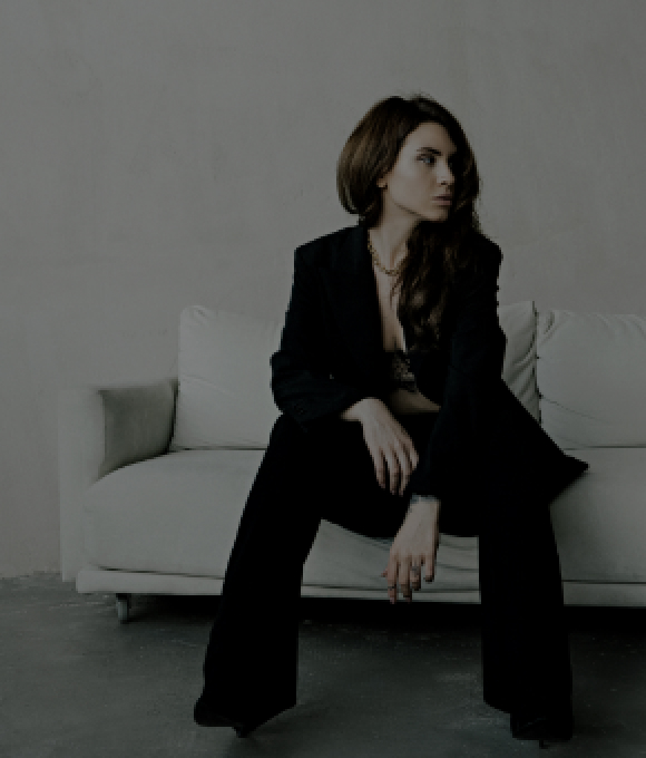 女性がソファに座ってポーズをとっている様子