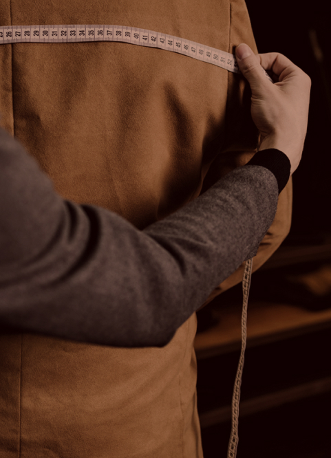 衣服の寸法を測定している様子